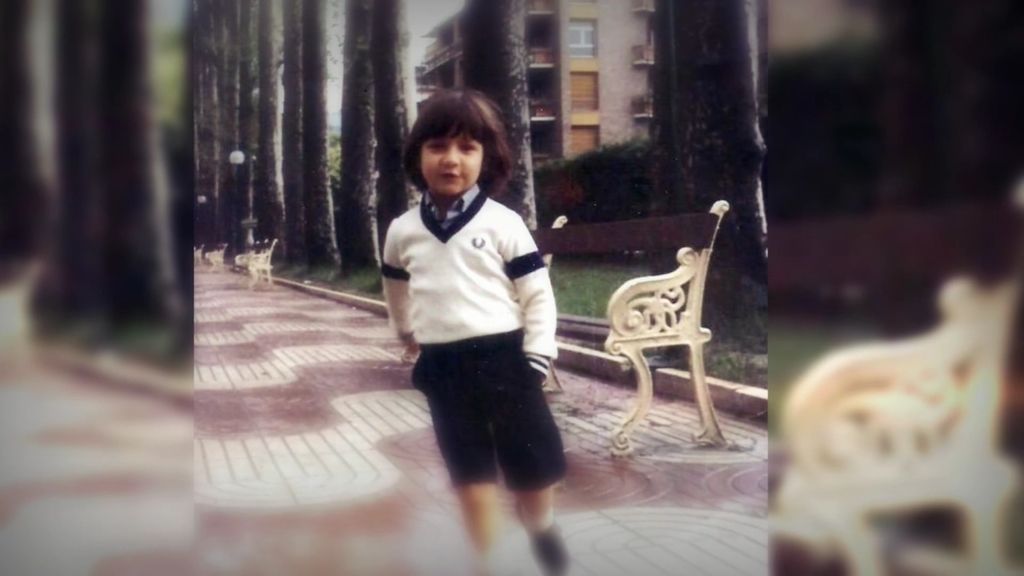 Recuperamos las mejores fotografías de la infancia más tierna que formó a un amante de lo paranormal.