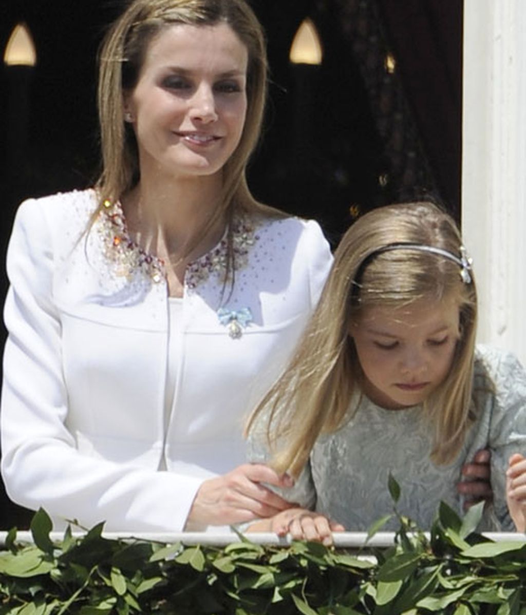 Zapatos, bolso, trenza... la Reina, al detalle