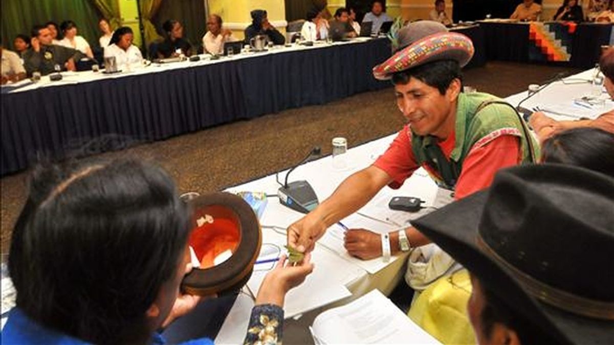 Un indígena quechua peruano comparte sus hojas de coca con una nativa aimara boliviana durante la II Cumbre de los Líderes Indígenas de las Américas que se lleva a cabo en Ciudad de Panamá. EFE