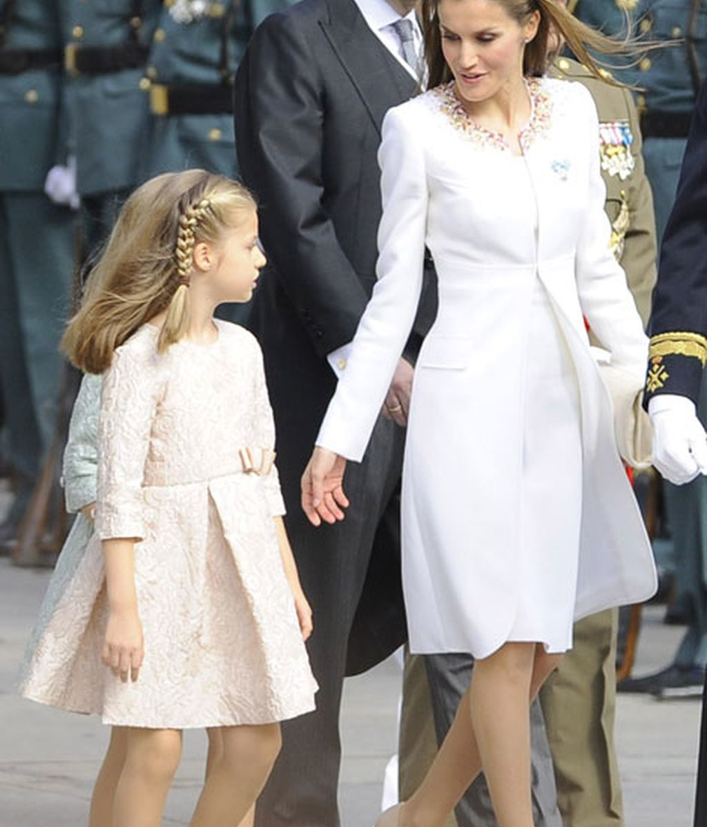 Los zapatos de tacón crema, de Magrit, a juego con el bolso