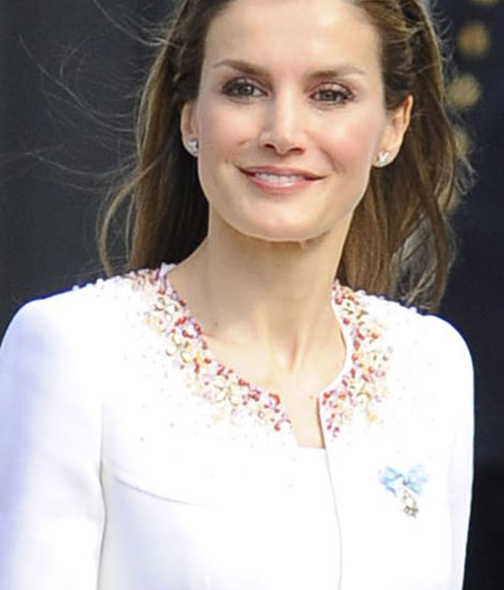 El cuello del abrigo, con pedrería