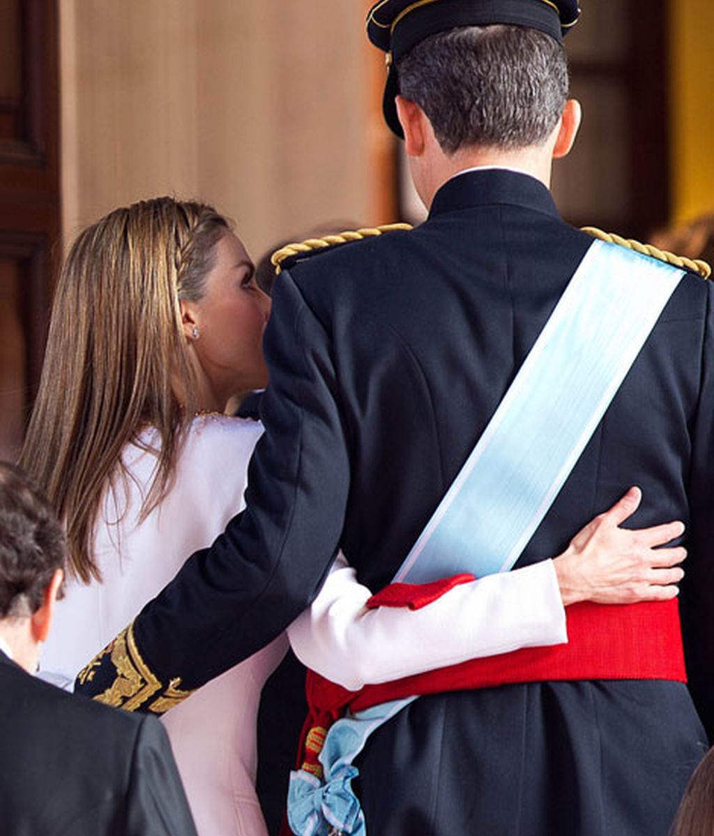 Gestos cómplices con su marido