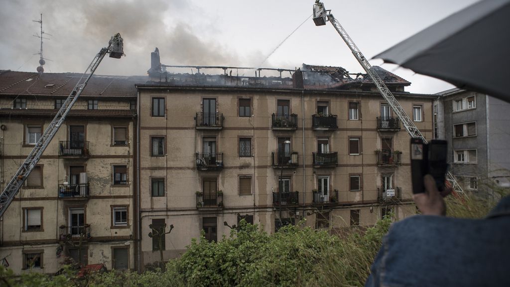 Un incendio de grandes dimensiones obliga a desalojar a 60 vecinos de Sestao (Vizcaya)
