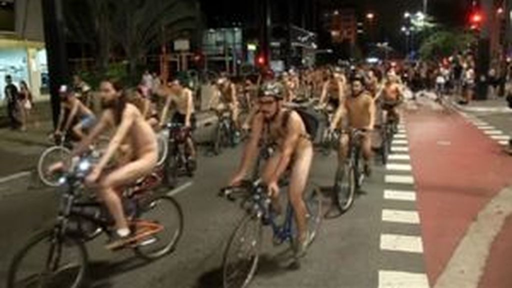 Desnudos para denunciar su fragilidad en la carretera