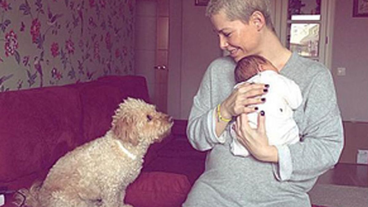 El primer acercamiento entre la bebé de Soraya Arnelas y su perro Bowie, paso a paso