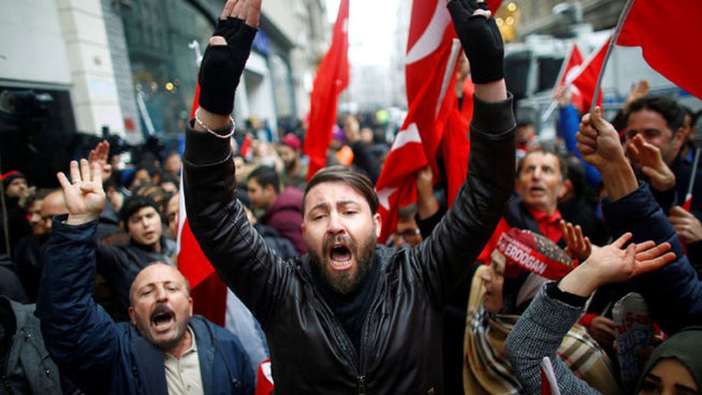 Disturbios en Ámsterdam contra el veto del gobierno holandés a dos ministros turcos