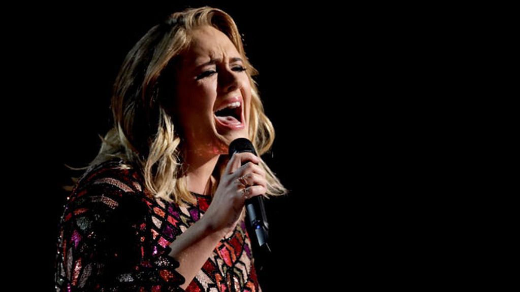 Por qué Adele tuvo que parar un concierto en Australia