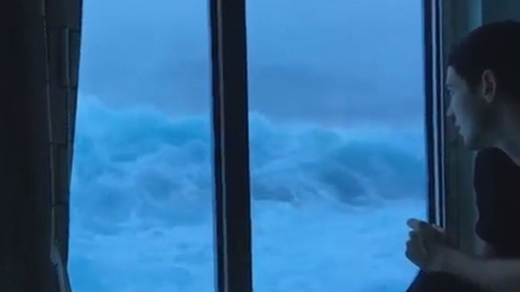 Este es el momento en el que un crucero es alcanzado por olas de hasta 10 metros