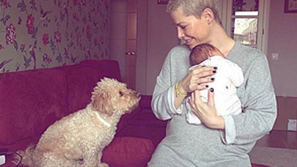 El primer acercamiento entre la bebé de Soraya Arnelas y su perro Bowie, paso a paso