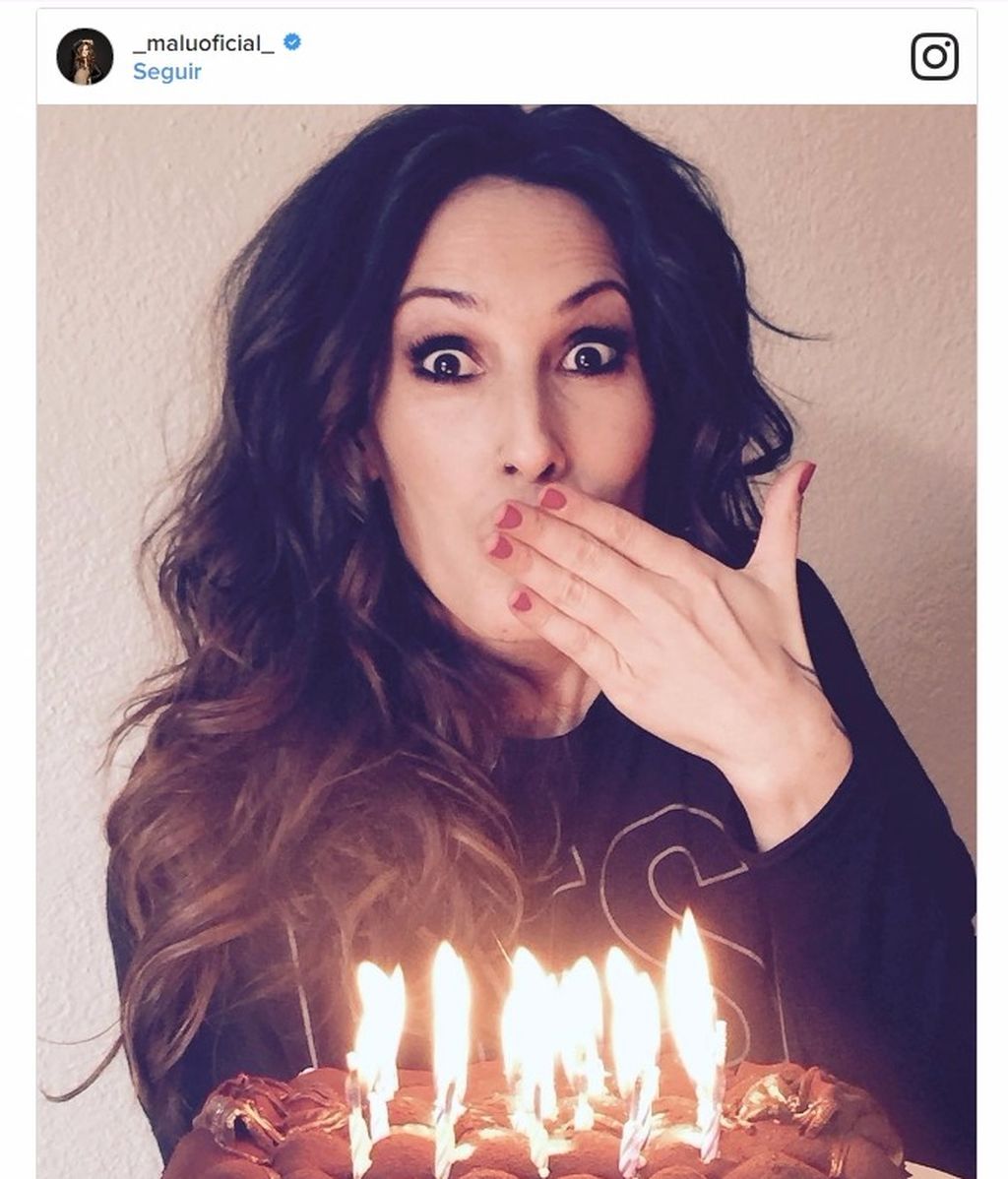 Con una "#ExplosiónDeVelas, #Deseos" y tarta de tiramisú: el 'cumple' de Malú