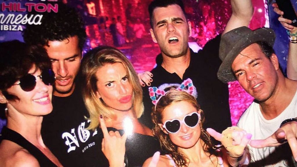 'What!?' ¿Qué hacían juntos Paz Vega, Fonsi Nieto, su novia y Paris Hilton en una fiesta?