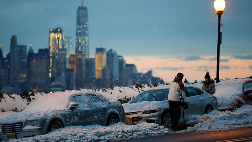 La tormenta de nieve 'Stella' tiñe de blanco las calles del norte de EEUU