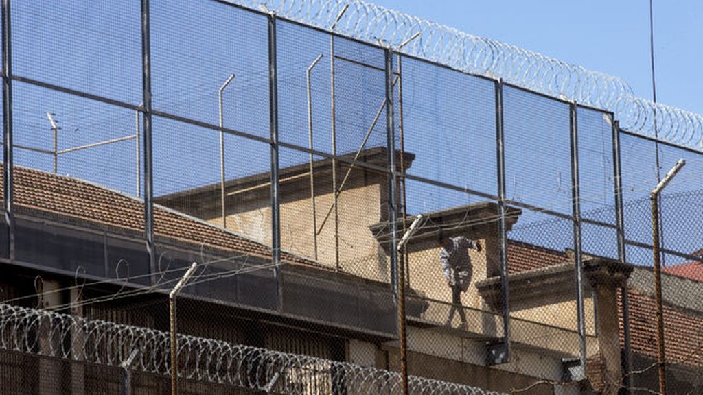 Once horas ha durado el desafío del preso en el tejado de la cárcel de Barcelona