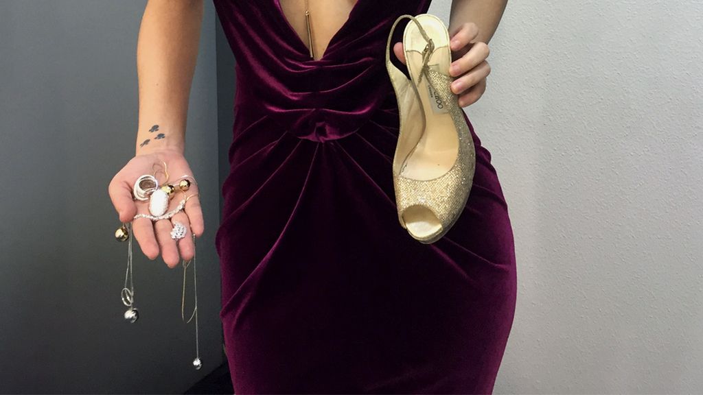 Detalle: su tatuaje de pisadas complementa el look