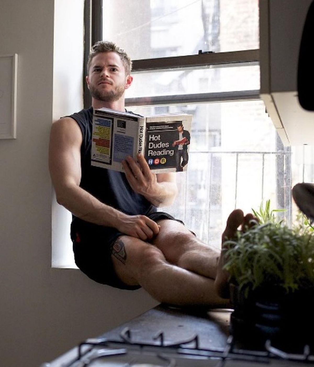 #LeerEsDivinity... ¡y sexy!: ‘Hot Dudes Reading’, o tu posible nueva cuenta favorita