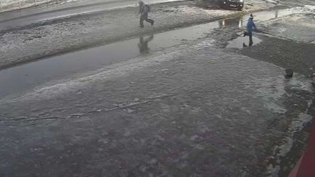 Atropella a un niño que jugaba en la calle con una pistola de juguete