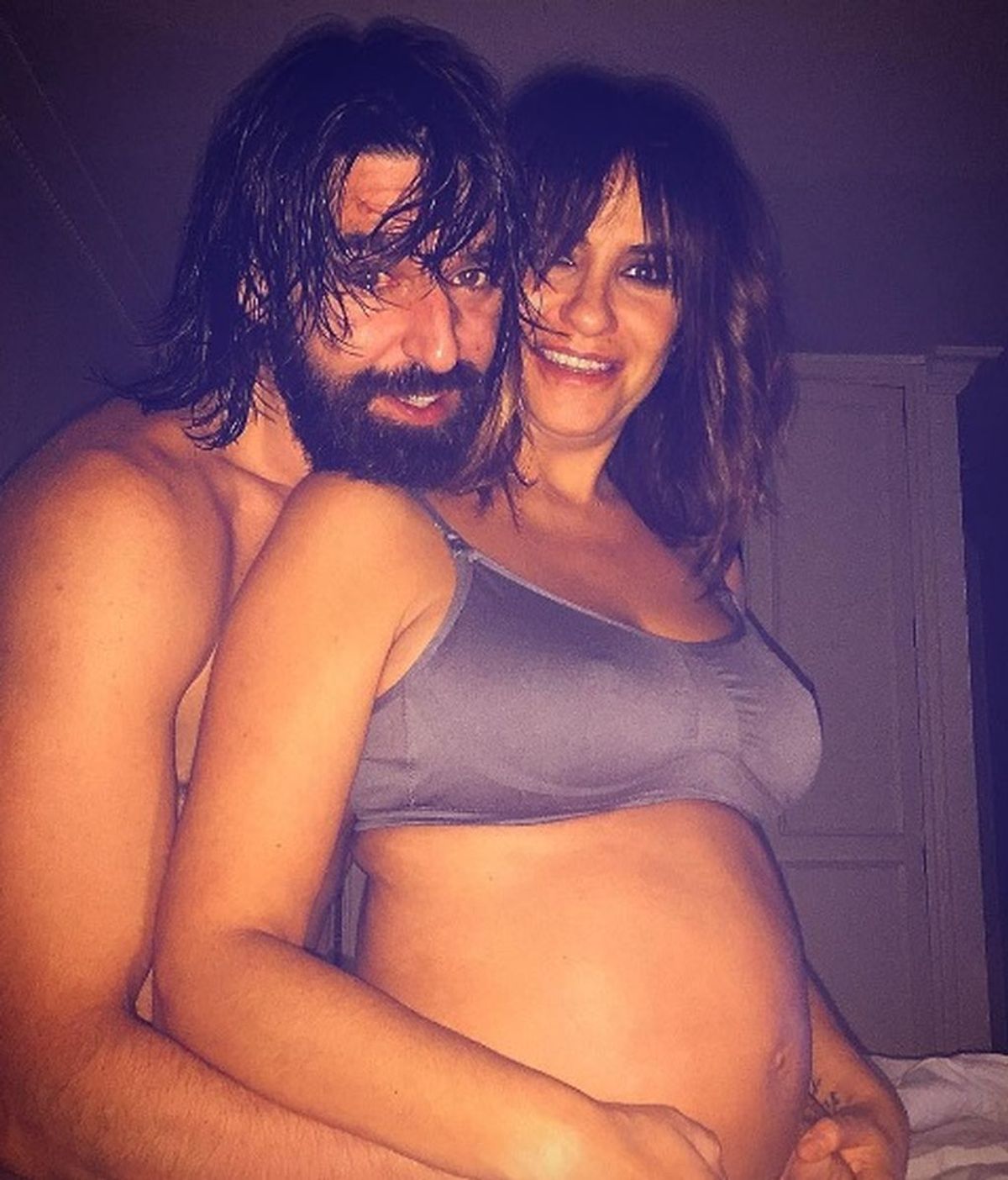 Melani Olivares, sexy posado premamá con el padre de su hijo@: "Anidas dentro de mí"