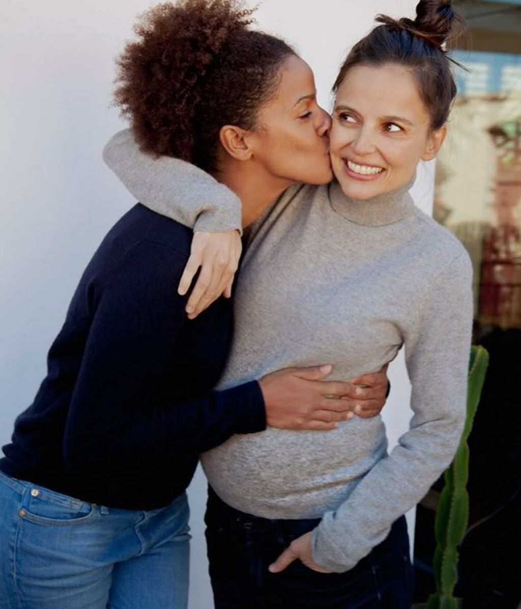 ¡Elena Anaya y su chica, mamás de un niño!