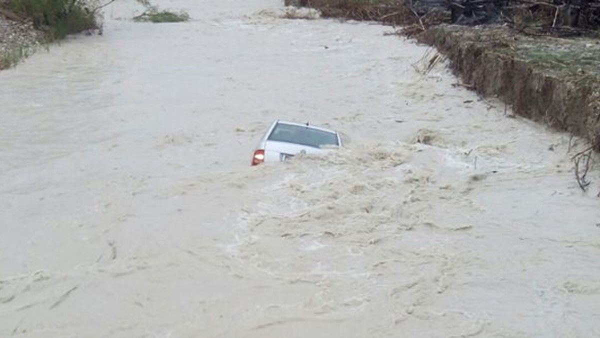 Rescatan a un hombre a punto de ahogarse en su vehículo en un río de Cocentaina