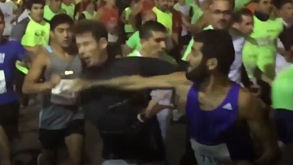 ¡Indignación entre los runners! Un atleta le da un puñetazo a otro en plena carrera