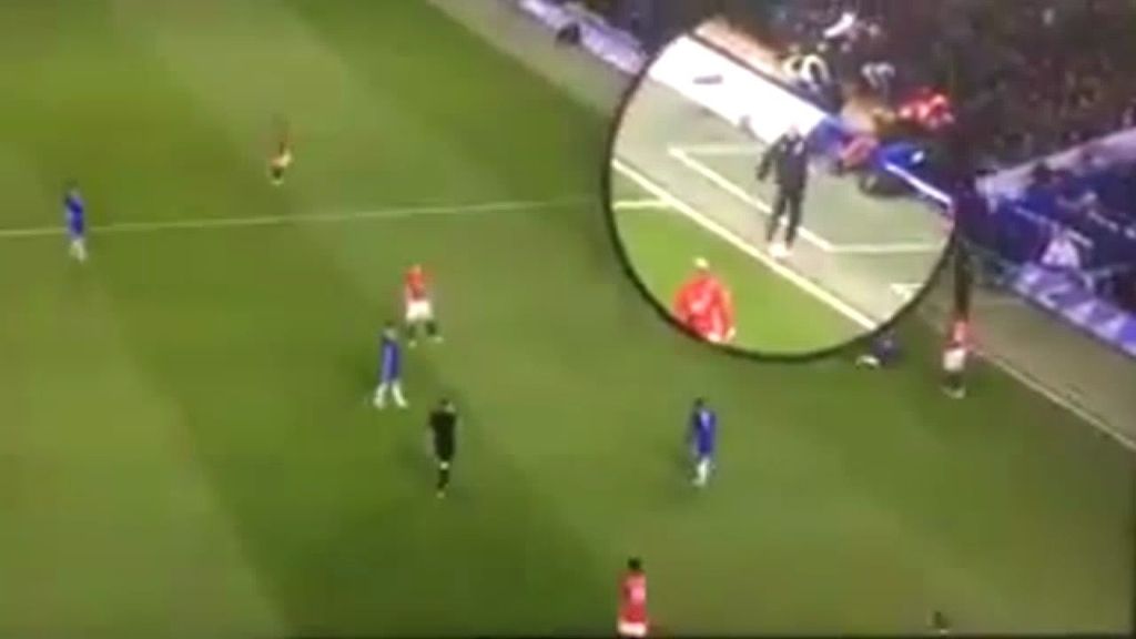 ¡Mourinho lanzó un pelotazo a Conte justo antes de la pelea entre ambos!