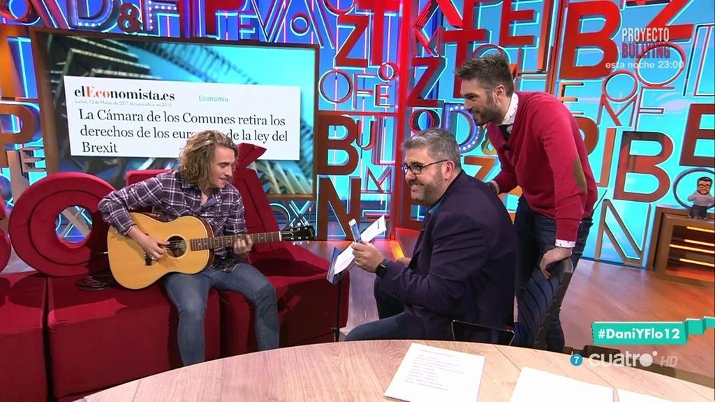 Manel Navarro canta el once titular del Sabadell acompañado de su guitarra