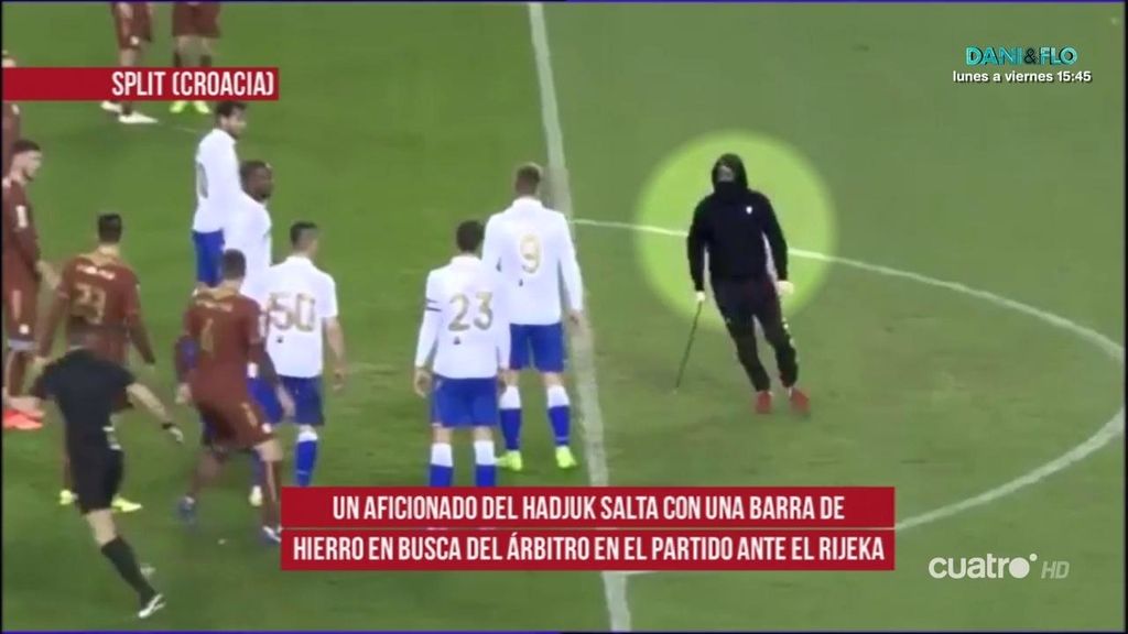Un ultra salta al césped con una barra de hierro y atemoriza a los jugadores en Croacia