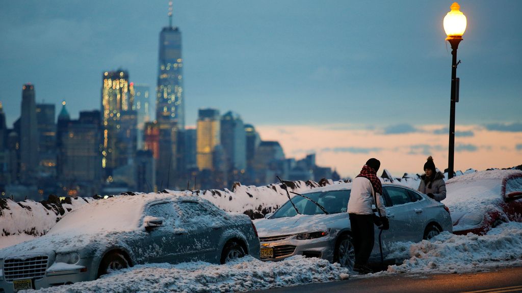 La tormenta de nieve 'Stella' tiñe de blanco las calles del norte de EEUU