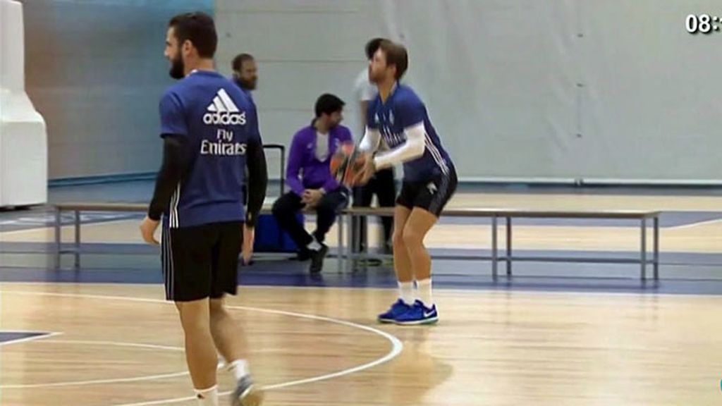 Sergio Ramos también la mete en el baloncesto: ¡La increíble canasta del defensa!