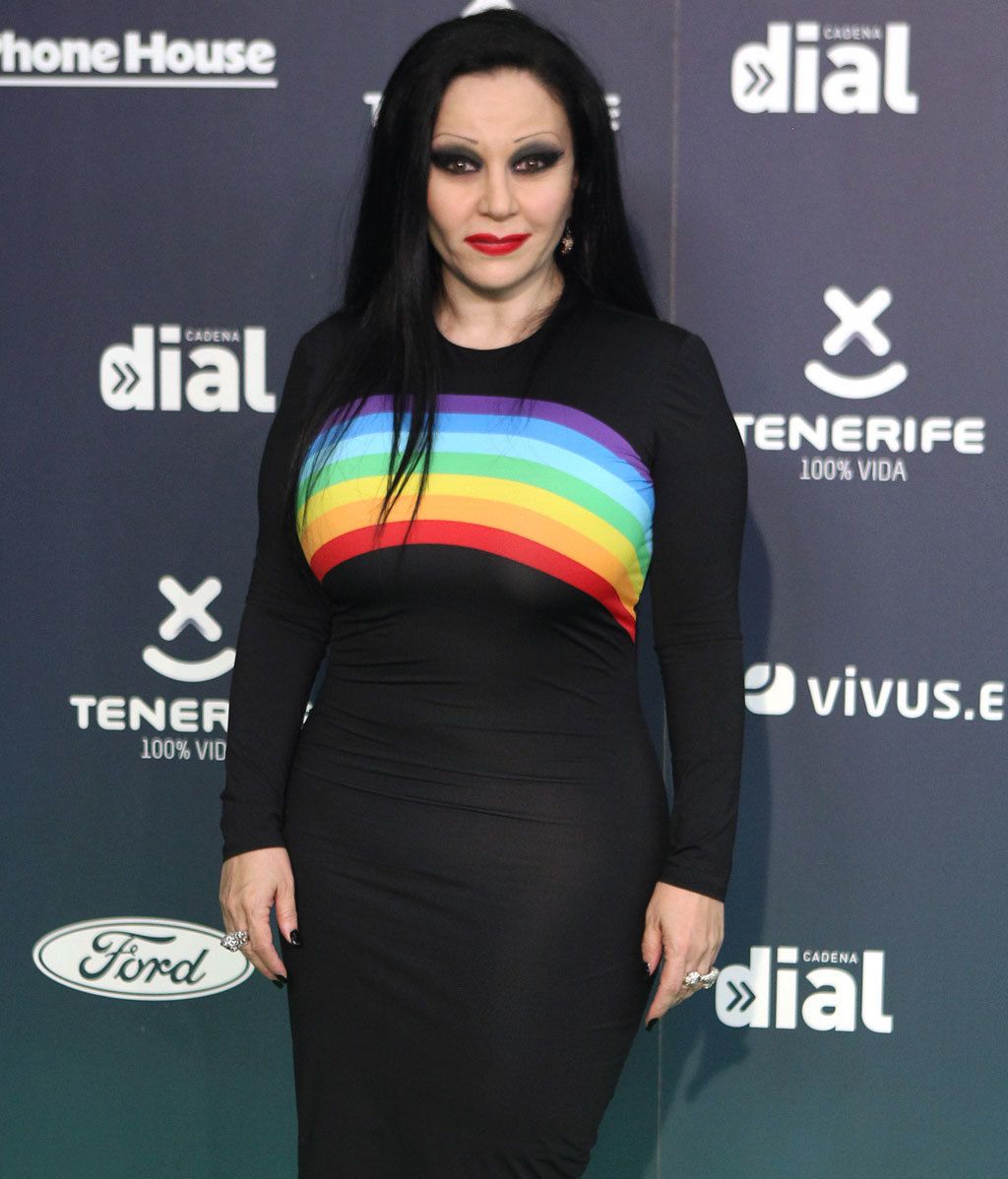 Alaska y su look arcoíris