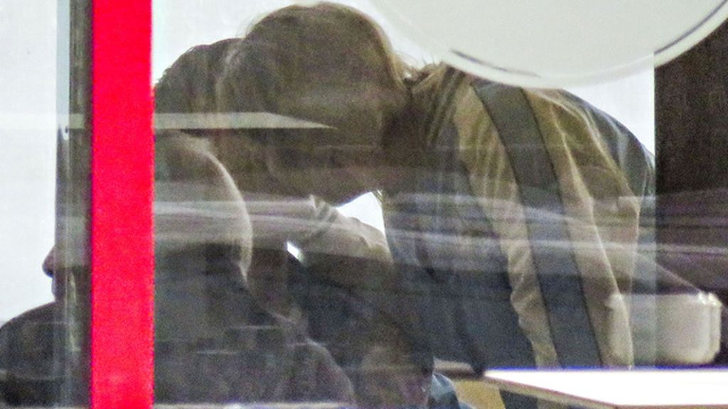 Y aquí está el beso, tan esperado por los paparazzis