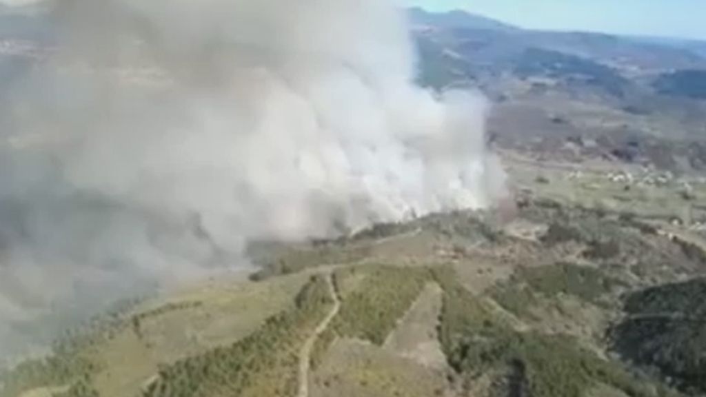 Evacúan Villar de Otero, León, por un incendio