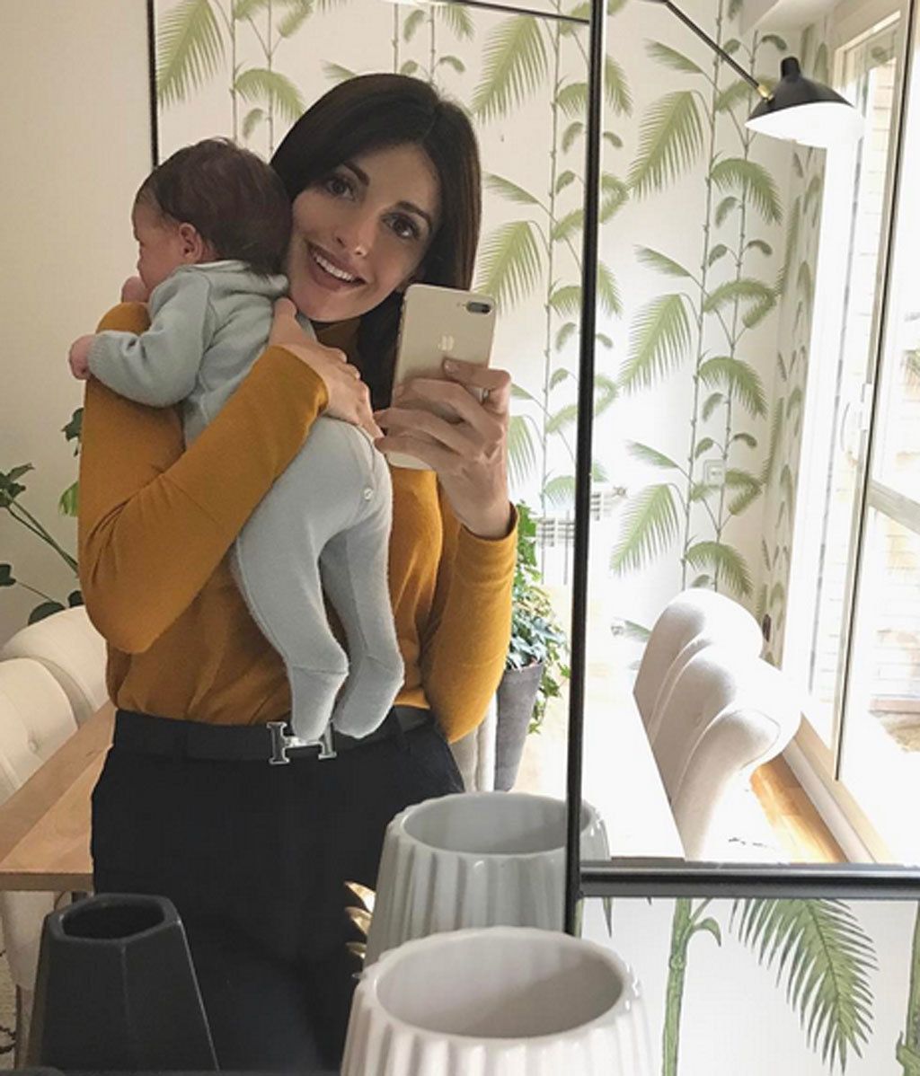 Para celebrar su primer mes... selfie en el espejo en brazos de mamá