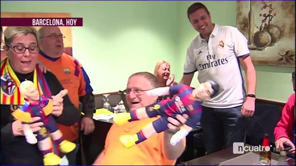 Así vive un madridista el sorteo de la Champions en una peña del Barcelona