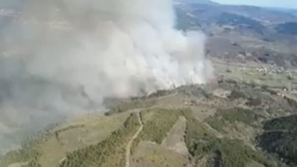 Evacúan Villar de Otero, León, por un incendio