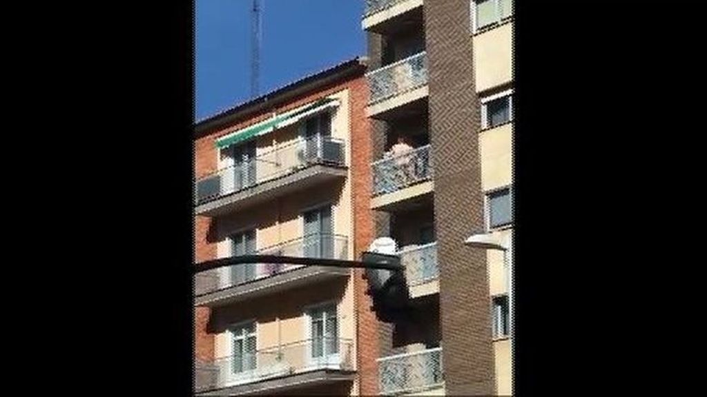 Pillados teniendo sexo en un balcón