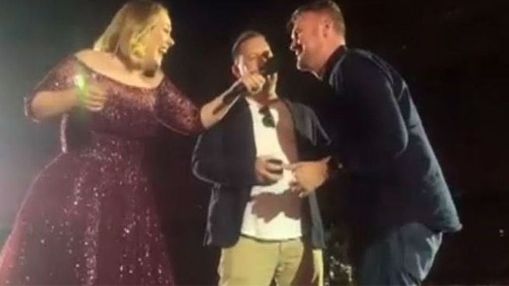 Adele, cómplice de una pedida de mano en su concierto en Melbourne