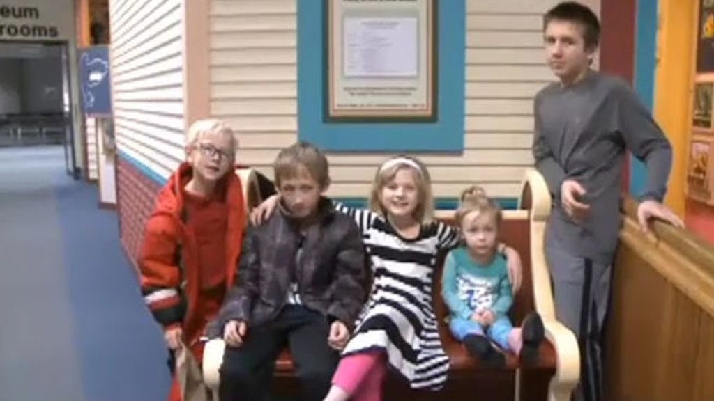 Cinco hermanos huérfanos conmueven en su petición viral para encontrar "una familia feliz"