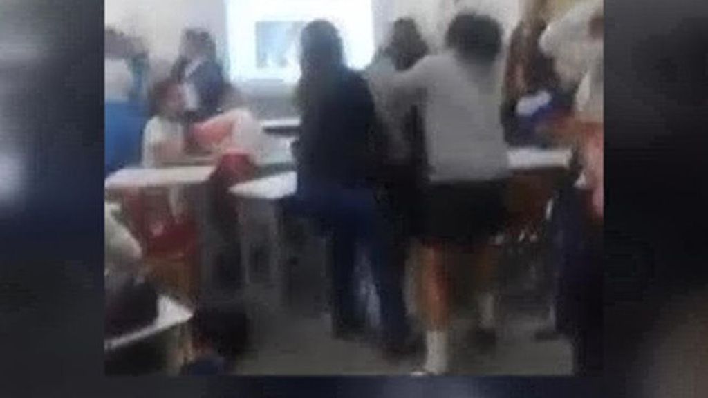Salvaje pelea entre alumnos en plena clase