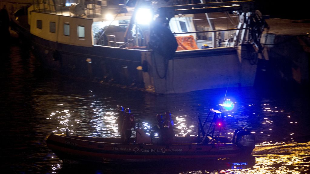 Sigue la búsqueda de los dos pescadores desaparecidos en el naufragio en Barcelona