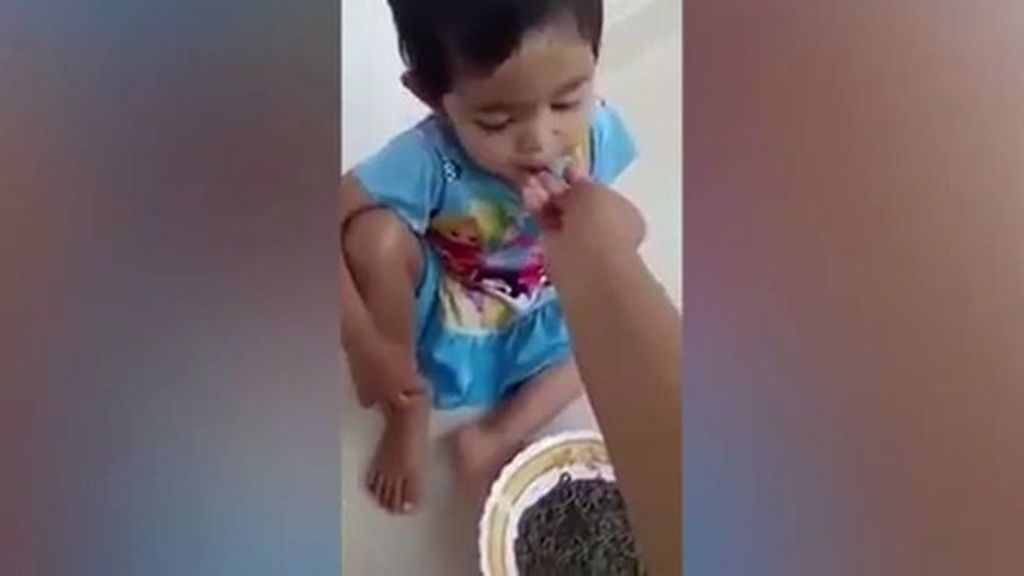 Da de comer gusanos vivos a su hija