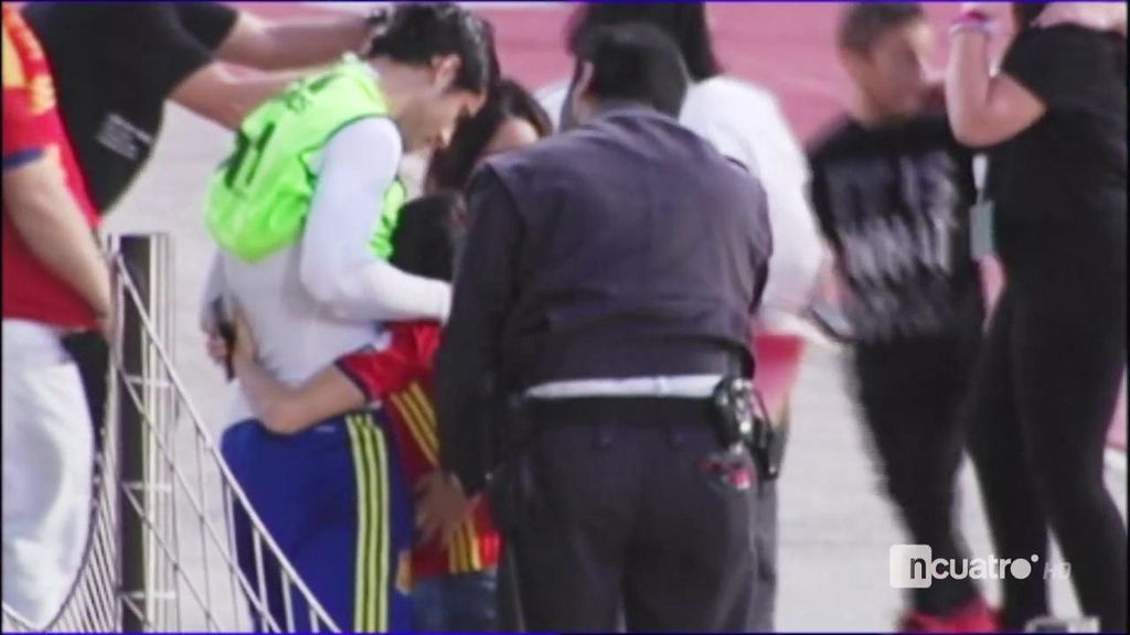 Esto no se hace… ¡Un niño regatea a dos de seguridad para abrazar a Álvaro Morata!