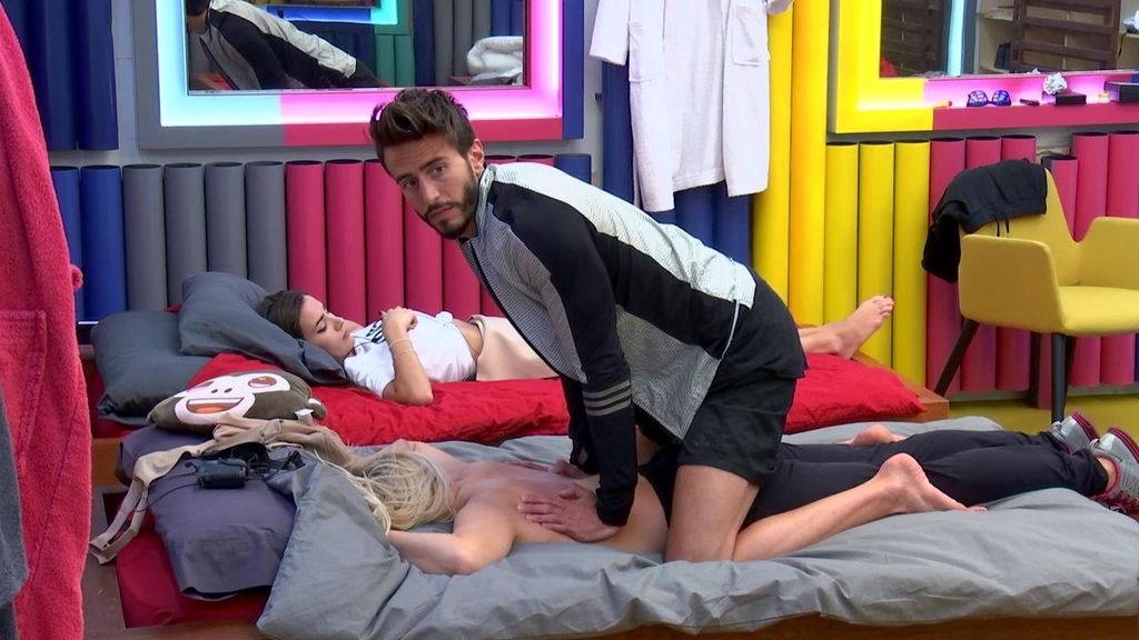 Marco le da un masaje a Daniela...¡ y ella se lo quita todo! 😱😵😮