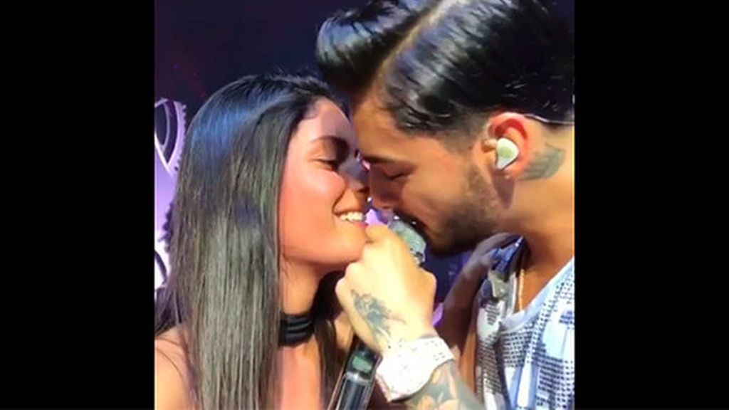 Maluma sorprende a una fan con un apasionado beso en pleno concierto