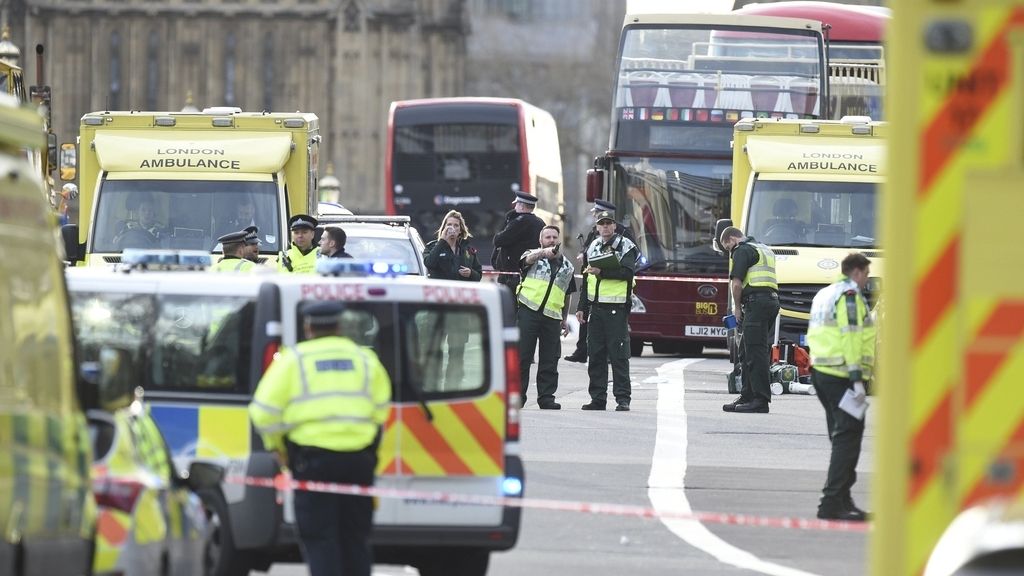 La Policía británica eleva a cuatro el número de fallecidos, incluyendo el atacante