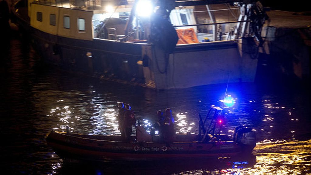 Sigue la búsqueda de los dos pescadores desaparecidos en el naufragio en Barcelona