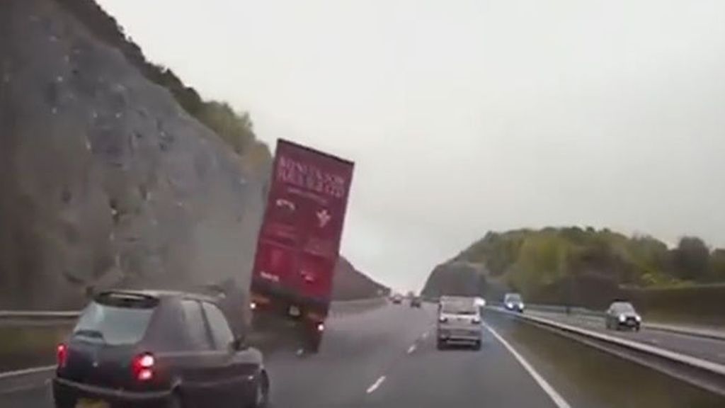 Impactante vídeo en el que un camión arrolla a un coche en una autopista