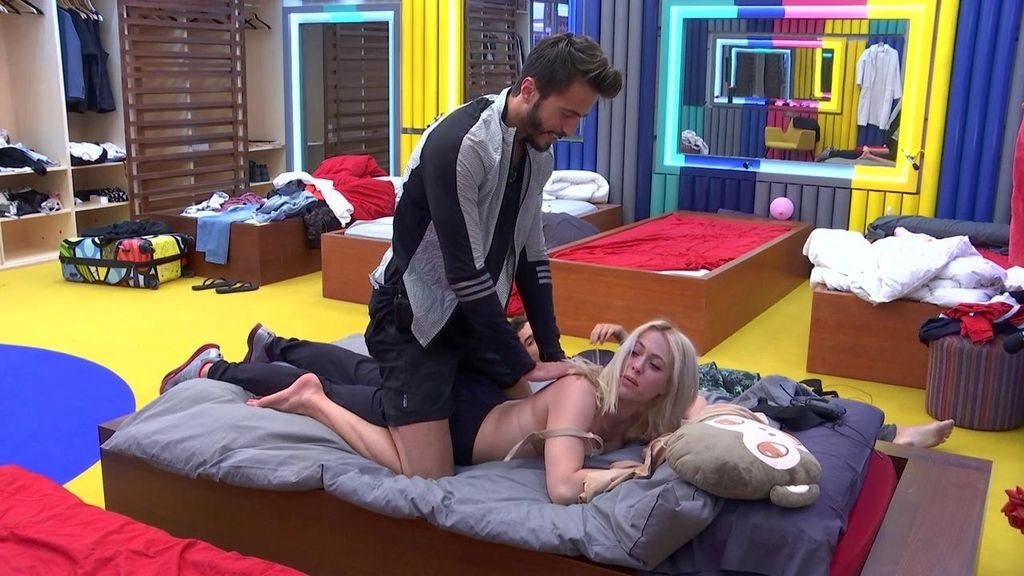 Marco le da un masaje a Daniela...¡ y ella se lo quita todo! 😱😵😮