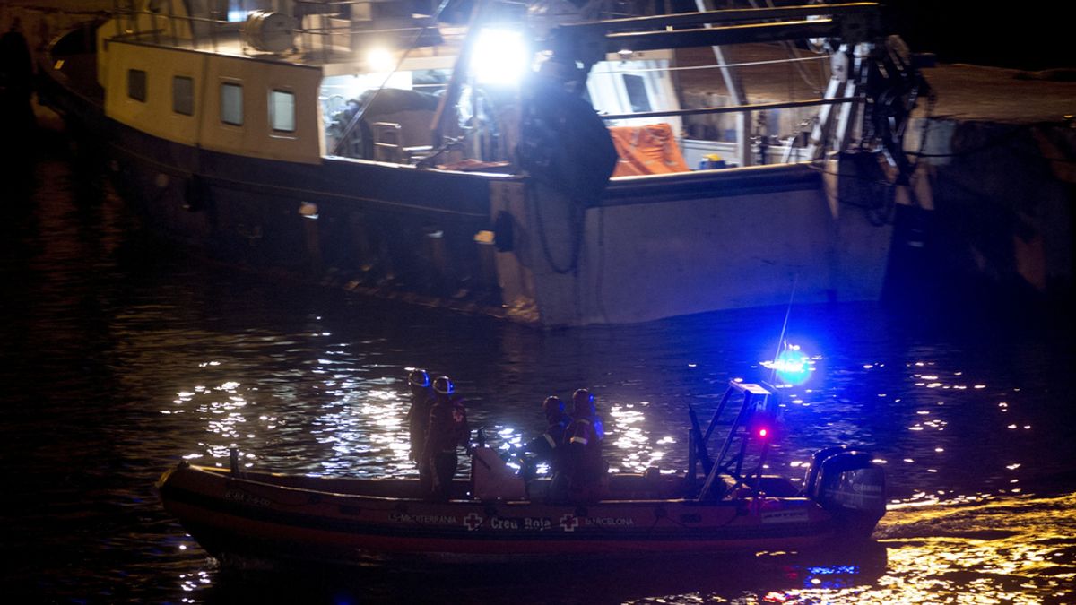 Continúa la búsqueda de los dos pescadores que desaparecieron en la tarde ayer en el puerto de Barcelona.