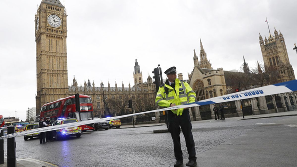 Un policía vigila en las inmediaciones del Parlamento británico
